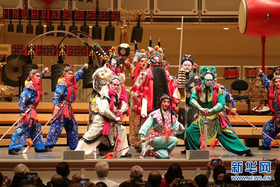 2月10日，在美国芝加哥，中国国家京剧院的演员表演京剧《闹天宫》片段。新华社记者 汪平 摄
